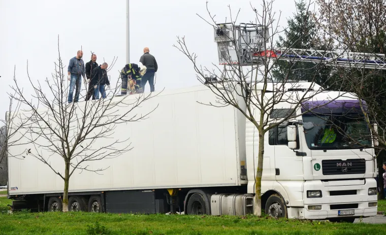 Policija u Dubravi pretrazivala sumljivi kamion