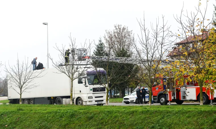 Policija u Dubravi pretrazivala sumljivi kamion