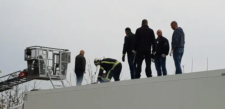 Policijska akcija u Trnovčici: Vatrogasci rezali krov kamiona