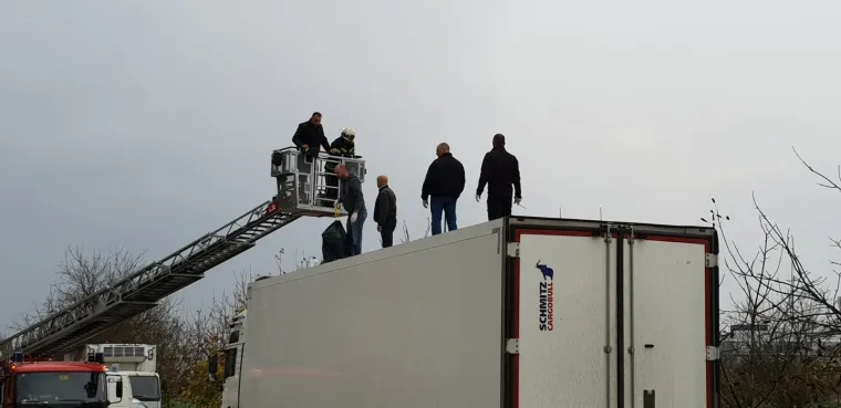 Policijska akcija u Trnovčici: Vatrogasci rezali krov kamiona