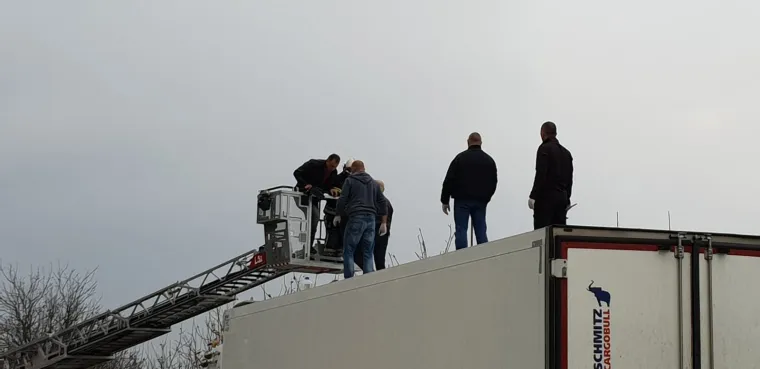 Policijska akcija u Trnovčici: Vatrogasci rezali krov kamiona