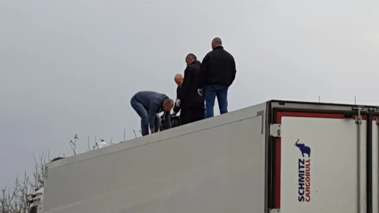 Policijska akcija u Trnovčici: Vatrogasci rezali krov kamiona