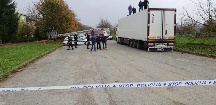 Policijska akcija u Trnovčici: Vatrogasci rezali krov kamiona