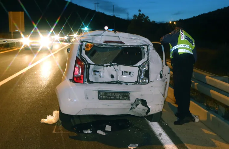 Težak sudar u &Scaron;ibeniku: Sudarili se cisterna i automobil na Tromilji, četiri osobe ozlijeđene