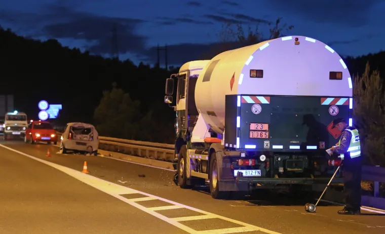 Težak sudar u &Scaron;ibeniku: Sudarili se cisterna i automobil na Tromilji, četiri osobe ozlijeđene