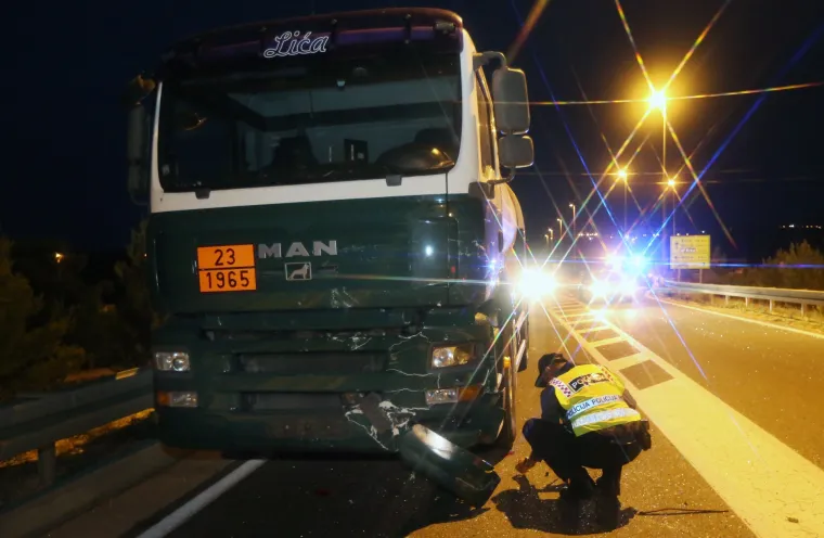 Težak sudar u &Scaron;ibeniku: Sudarili se cisterna i automobil na Tromilji, četiri osobe ozlijeđene