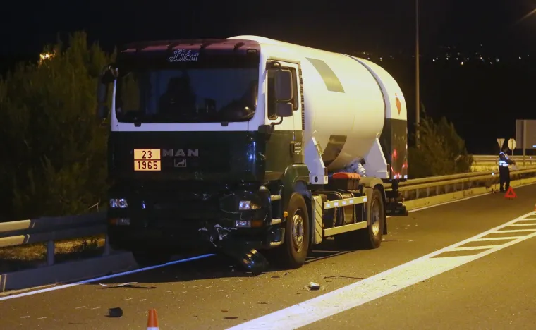 Težak sudar u &Scaron;ibeniku: Sudarili se cisterna i automobil na Tromilji, četiri osobe ozlijeđene