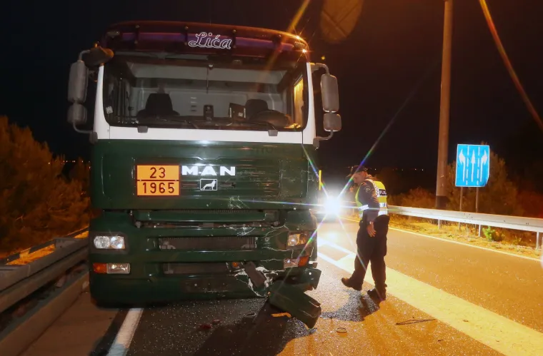 Težak sudar u &Scaron;ibeniku: Sudarili se cisterna i automobil na Tromilji, četiri osobe ozlijeđene