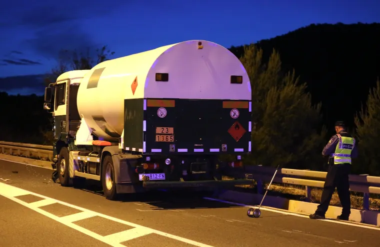 Težak sudar u &Scaron;ibeniku: Sudarili se cisterna i automobil na Tromilji, četiri osobe ozlijeđene