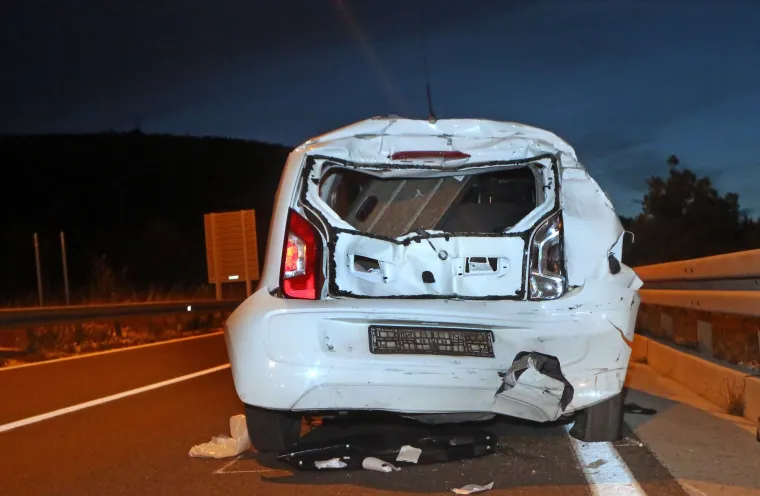 Težak sudar u &Scaron;ibeniku: Sudarili se cisterna i automobil na Tromilji, četiri osobe ozlijeđene