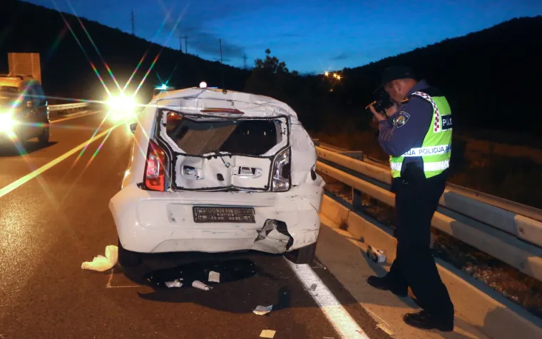 Težak sudar u &Scaron;ibeniku: Sudarili se cisterna i automobil na Tromilji, četiri osobe ozlijeđene