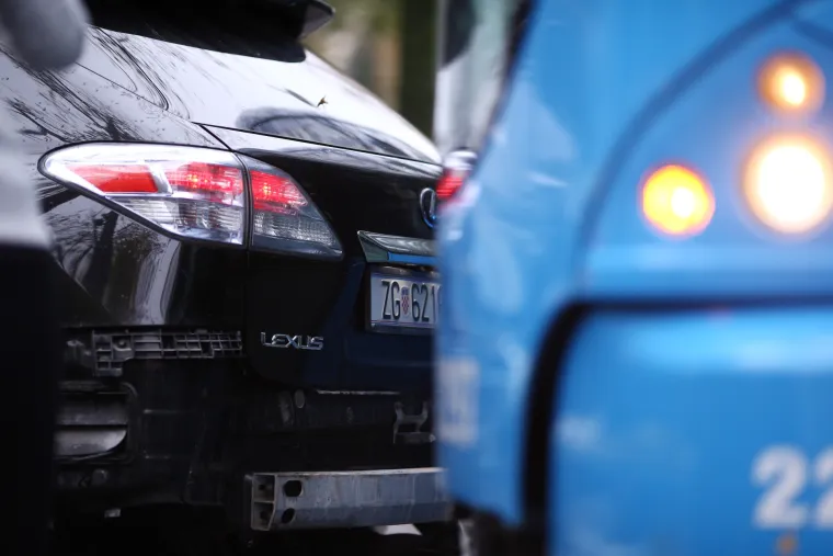 Nesreća u Zagrebu: Tramvaj i osobno vozilo sudarili se u Dra&scaron;kovićevoj