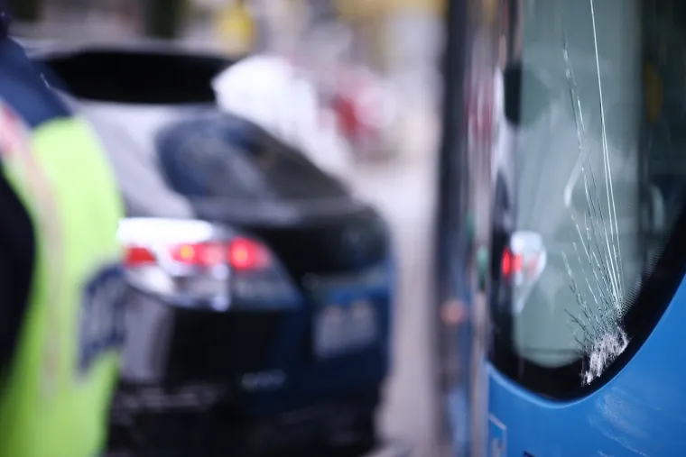 Nesreća u Zagrebu: Tramvaj i osobno vozilo sudarili se u Dra&scaron;kovićevoj