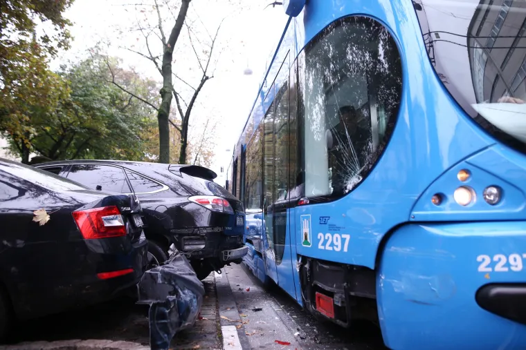 Nesreća u Zagrebu: Tramvaj i osobno vozilo sudarili se u Dra&scaron;kovićevoj