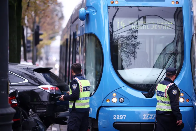 Nesreća u Zagrebu: Tramvaj i osobno vozilo sudarili se u Dra&scaron;kovićevoj