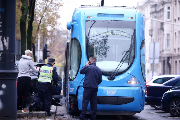 Nesreća u Zagrebu: Tramvaj i osobno vozilo sudarili se u Dra&scaron;kovićevoj