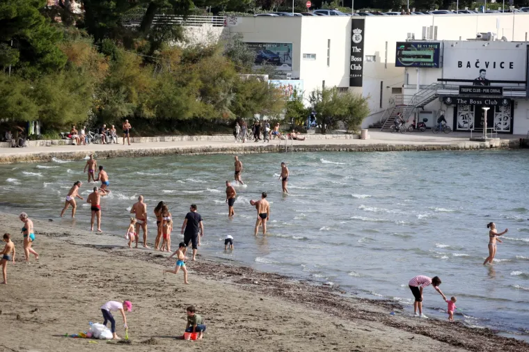 Topao jesenski dan od 22 stupnja građani su iskoristili za igru picigina na plaži Bačvice.