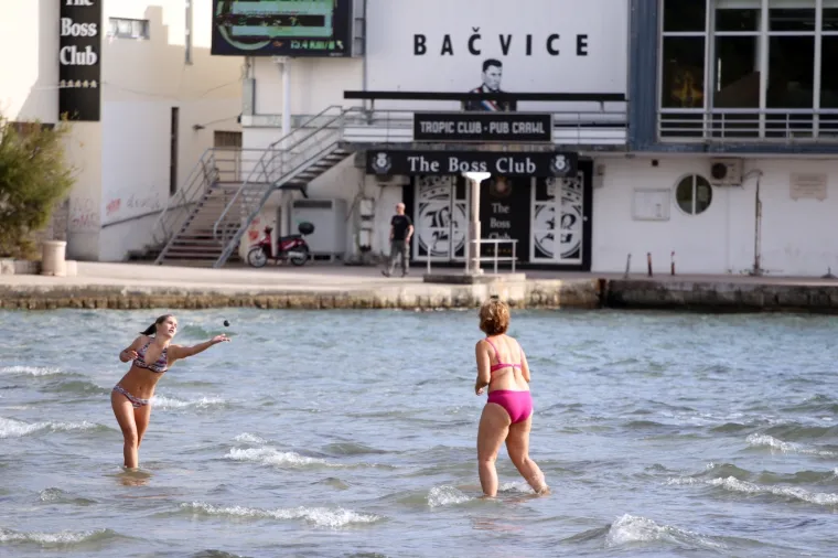 Topao jesenski dan od 22 stupnja građani su iskoristili za igru picigina na plaži Bačvice.