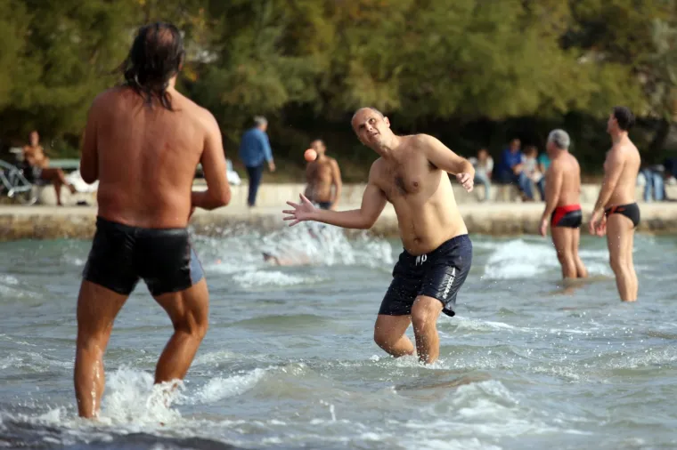 Topao jesenski dan od 22 stupnja građani su iskoristili za igru picigina na plaži Bačvice.