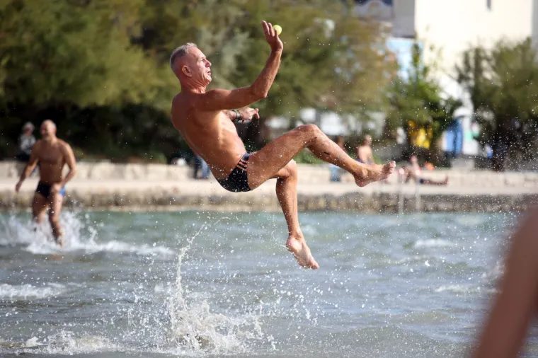Topao jesenski dan od 22 stupnja građani su iskoristili za igru picigina na plaži Bačvice.