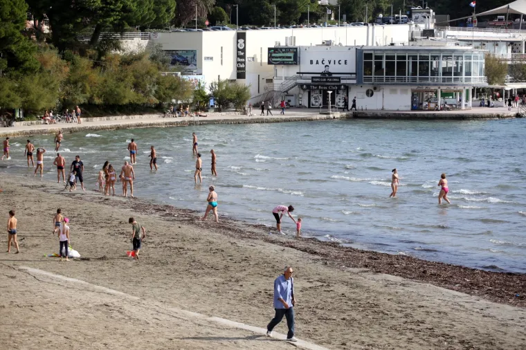 Topao jesenski dan od 22 stupnja građani su iskoristili za igru picigina na plaži Bačvice.
