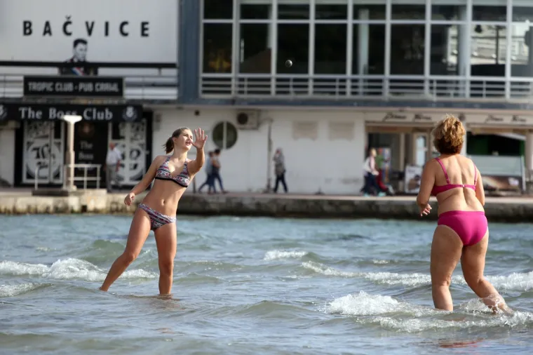 Topao jesenski dan od 22 stupnja građani su iskoristili za igru picigina na plaži Bačvice.