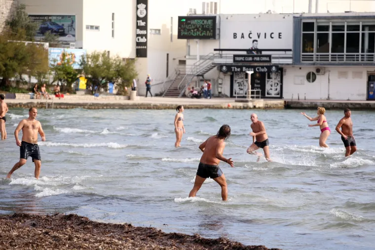 Topao jesenski dan od 22 stupnja građani su iskoristili za igru picigina na plaži Bačvice.