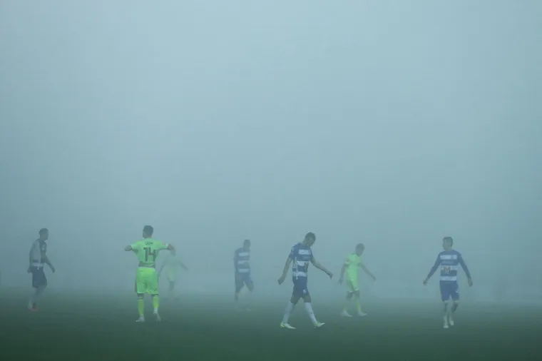 Derbi utakmica 13. kola HNL-a između trećeplasirane momčadi lige Osijeka i prvaka Hrvatske, te lidera prvenstva, Dinama, odigrana je u otežanim uvjetima. Nad Gradski vrt spustila se gusta magla koja je na terenu i na tribinama smanjivala vidljivost.