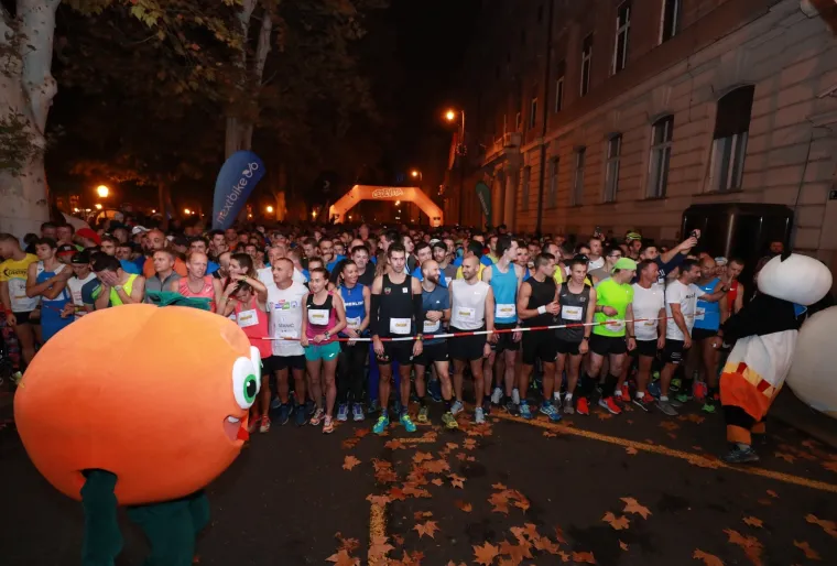 Dru&scaron;tvo sportske rekreacije AKTIVAN ŽIVOT u suradnji s Gradskim uredom za zdravstvo grada Zagreba povodom obilježavanja &ldquo;Mjeseca borbe protiv ovisnosti&rdquo; organiziralo je gradsku noćnu uličnu atletsku utrku 7. Zagrebački noćni cener.