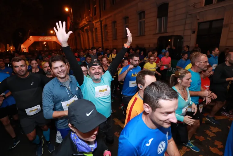 Dru&scaron;tvo sportske rekreacije AKTIVAN ŽIVOT u suradnji s Gradskim uredom za zdravstvo grada Zagreba povodom obilježavanja &ldquo;Mjeseca borbe protiv ovisnosti&rdquo; organiziralo je gradsku noćnu uličnu atletsku utrku 7. Zagrebački noćni cener.
