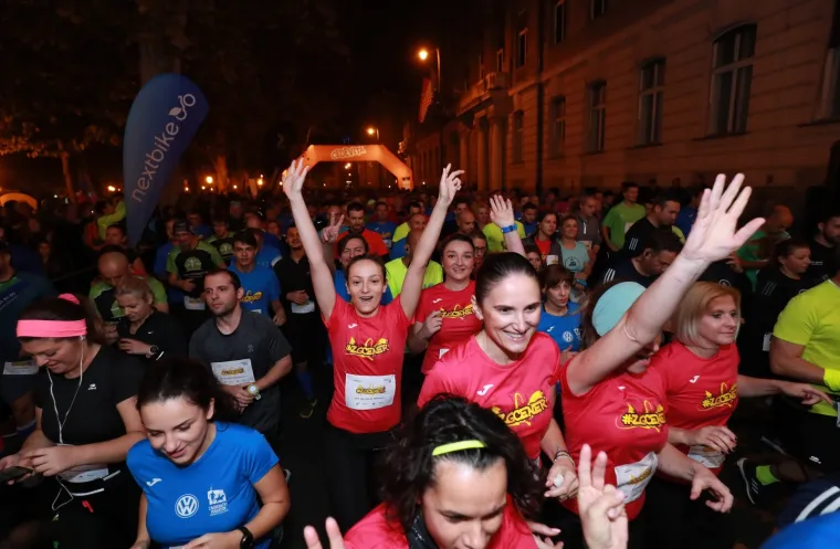 Dru&scaron;tvo sportske rekreacije AKTIVAN ŽIVOT u suradnji s Gradskim uredom za zdravstvo grada Zagreba povodom obilježavanja &ldquo;Mjeseca borbe protiv ovisnosti&rdquo; organiziralo je gradsku noćnu uličnu atletsku utrku 7. Zagrebački noćni cener.