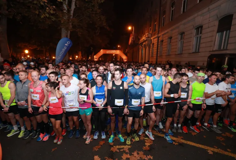 Dru&scaron;tvo sportske rekreacije AKTIVAN ŽIVOT u suradnji s Gradskim uredom za zdravstvo grada Zagreba povodom obilježavanja &ldquo;Mjeseca borbe protiv ovisnosti&rdquo; organiziralo je gradsku noćnu uličnu atletsku utrku 7. Zagrebački noćni cener.