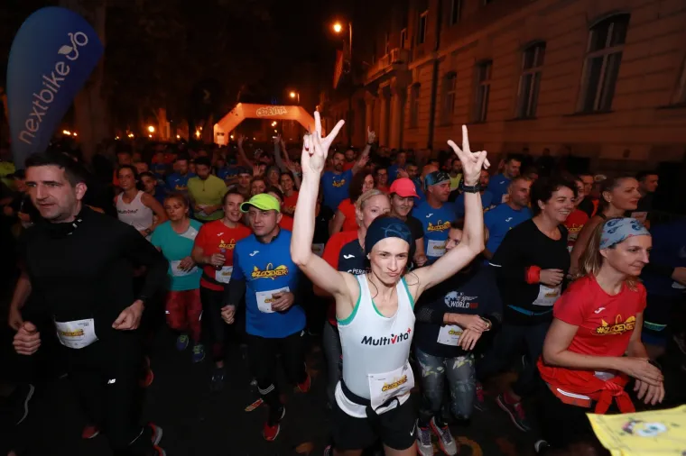 Dru&scaron;tvo sportske rekreacije AKTIVAN ŽIVOT u suradnji s Gradskim uredom za zdravstvo grada Zagreba povodom obilježavanja &ldquo;Mjeseca borbe protiv ovisnosti&rdquo; organiziralo je gradsku noćnu uličnu atletsku utrku 7. Zagrebački noćni cener.
