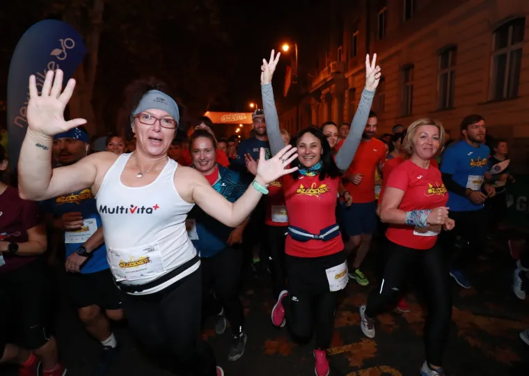 Dru&scaron;tvo sportske rekreacije AKTIVAN ŽIVOT u suradnji s Gradskim uredom za zdravstvo grada Zagreba povodom obilježavanja &ldquo;Mjeseca borbe protiv ovisnosti&rdquo; organiziralo je gradsku noćnu uličnu atletsku utrku 7. Zagrebački noćni cener.