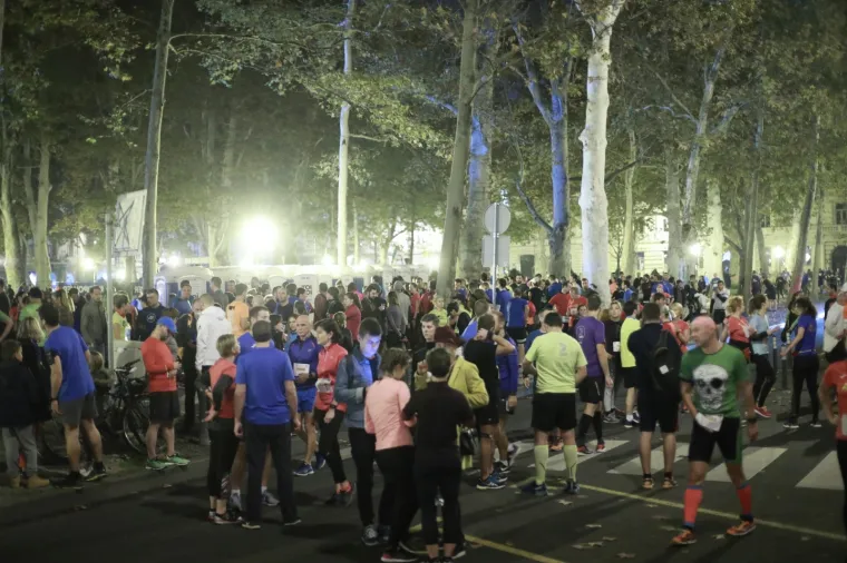 Dru&scaron;tvo sportske rekreacije AKTIVAN ŽIVOT u suradnji s Gradskim uredom za zdravstvo grada Zagreba povodom obilježavanja &ldquo;Mjeseca borbe protiv ovisnosti&rdquo; organiziralo je gradsku noćnu uličnu atletsku utrku 7. Zagrebački noćni cener.