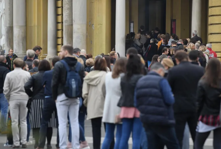 05.11.2018., Zagreb - Dugacak red ispred zgrade HNK zbog kupnje ulaznica za baletnu predstavu Orasar. 
Photo: Marko Lukunic/PIXSELL