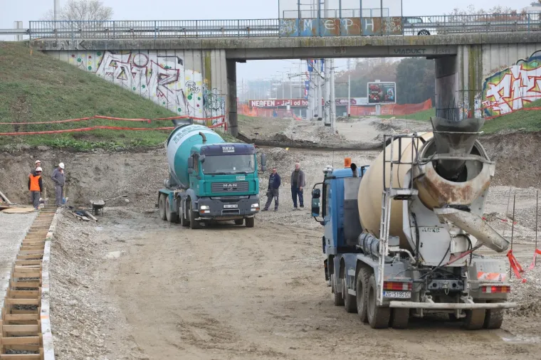 Radovi na rekonstrukciji remetinečkog rotora. Radnici izgrađuju prilazne ceste i premje&scaron;taju kanalizacijsku, vodovodnu, plinsku i telekomunikacijsku mrežu.