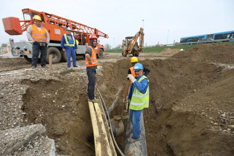 Radovi na rekonstrukciji remetinečkog rotora. Radnici izgrađuju prilazne ceste i premje&scaron;taju kanalizacijsku, vodovodnu, plinsku i telekomunikacijsku mrežu.