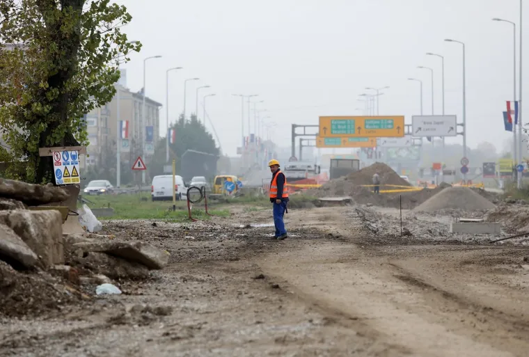 Radovi na rekonstrukciji remetinečkog rotora. Radnici izgrađuju prilazne ceste i premje&scaron;taju kanalizacijsku, vodovodnu, plinsku i telekomunikacijsku mrežu.