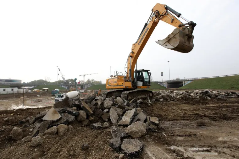 Radovi na rekonstrukciji remetinečkog rotora. Radnici izgrađuju prilazne ceste i premje&scaron;taju kanalizacijsku, vodovodnu, plinsku i telekomunikacijsku mrežu.