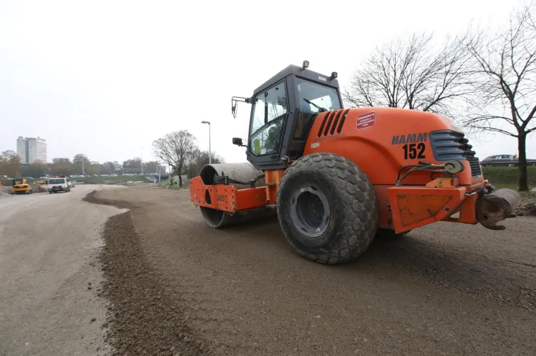 Radovi na rekonstrukciji remetinečkog rotora. Radnici izgrađuju prilazne ceste i premje&scaron;taju kanalizacijsku, vodovodnu, plinsku i telekomunikacijsku mrežu.