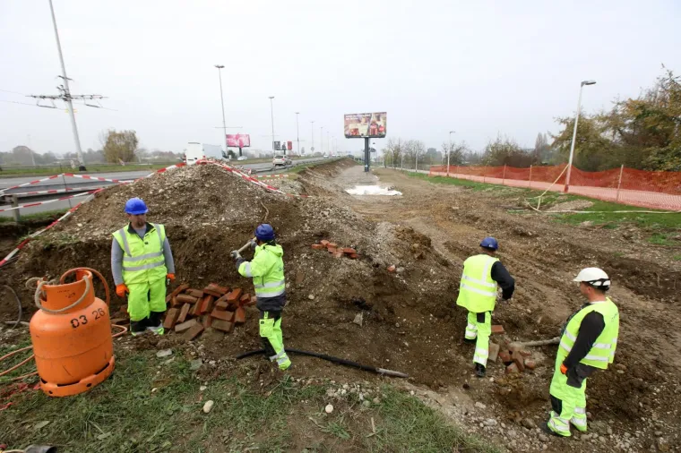 Radovi na rekonstrukciji remetinečkog rotora. Radnici izgrađuju prilazne ceste i premje&scaron;taju kanalizacijsku, vodovodnu, plinsku i telekomunikacijsku mrežu.