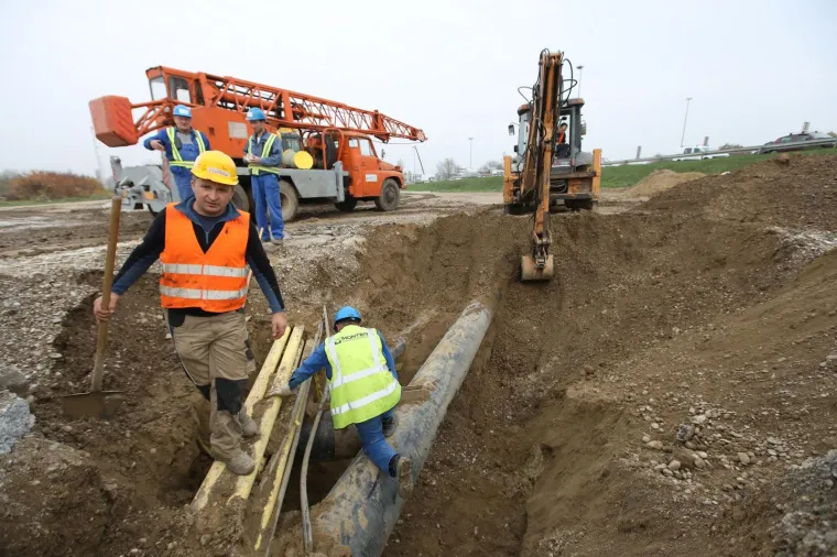 Radovi na rekonstrukciji remetinečkog rotora. Radnici izgrađuju prilazne ceste i premje&scaron;taju kanalizacijsku, vodovodnu, plinsku i telekomunikacijsku mrežu.