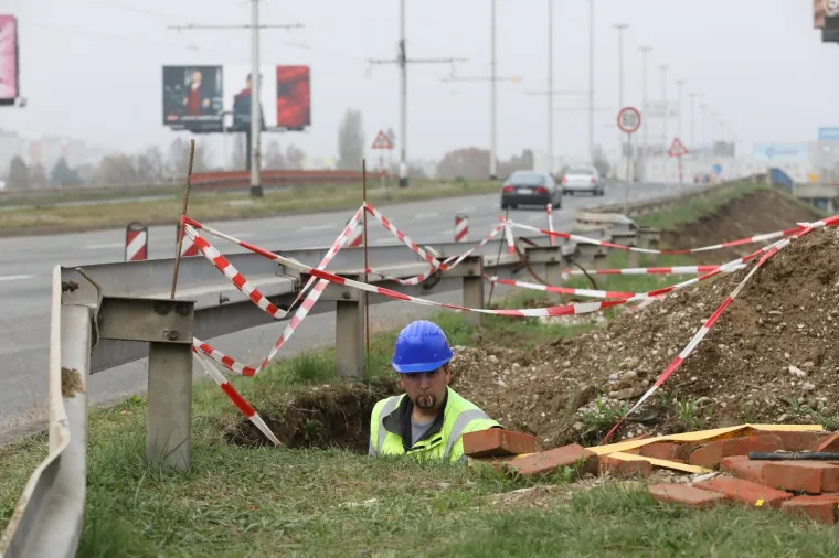 Radovi na rekonstrukciji remetinečkog rotora. Radnici izgrađuju prilazne ceste i premje&scaron;taju kanalizacijsku, vodovodnu, plinsku i telekomunikacijsku mrežu.