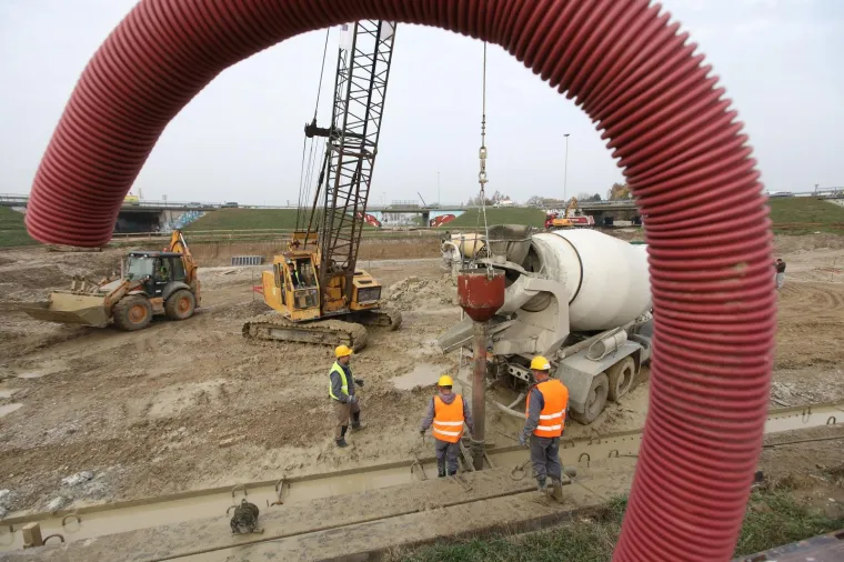 Radovi na rekonstrukciji remetinečkog rotora. Radnici izgrađuju prilazne ceste i premje&scaron;taju kanalizacijsku, vodovodnu, plinsku i telekomunikacijsku mrežu.