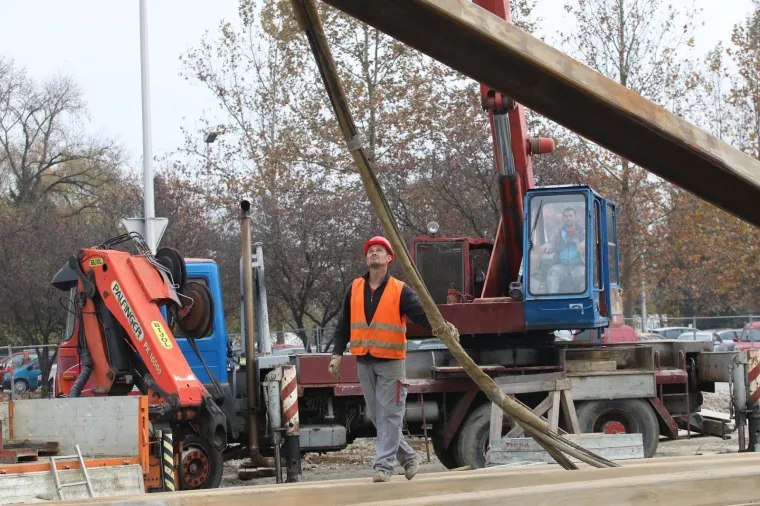 Radovi na rekonstrukciji remetinečkog rotora. Radnici izgrađuju prilazne ceste i premje&scaron;taju kanalizacijsku, vodovodnu, plinsku i telekomunikacijsku mrežu.