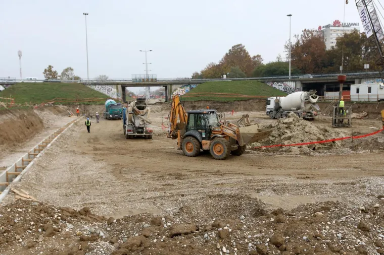 Radovi na rekonstrukciji remetinečkog rotora. Radnici izgrađuju prilazne ceste i premje&scaron;taju kanalizacijsku, vodovodnu, plinsku i telekomunikacijsku mrežu.