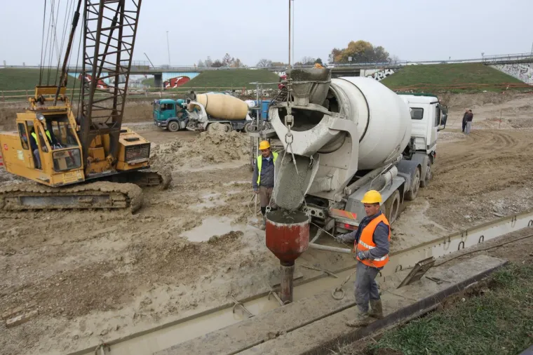 Radovi na rekonstrukciji remetinečkog rotora. Radnici izgrađuju prilazne ceste i premje&scaron;taju kanalizacijsku, vodovodnu, plinsku i telekomunikacijsku mrežu.