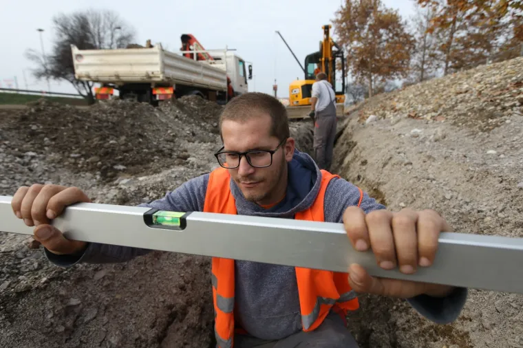 Radovi na rekonstrukciji remetinečkog rotora. Radnici izgrađuju prilazne ceste i premje&scaron;taju kanalizacijsku, vodovodnu, plinsku i telekomunikacijsku mrežu.