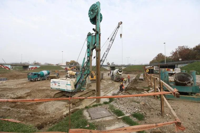 Radovi na rekonstrukciji remetinečkog rotora. Radnici izgrađuju prilazne ceste i premje&scaron;taju kanalizacijsku, vodovodnu, plinsku i telekomunikacijsku mrežu.